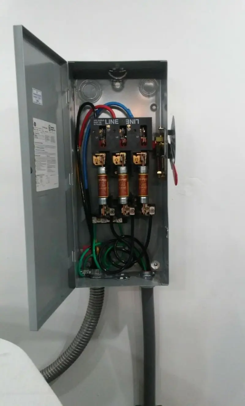 Three-phase disconnect switch installed for Smoke Detector Installation in Athol